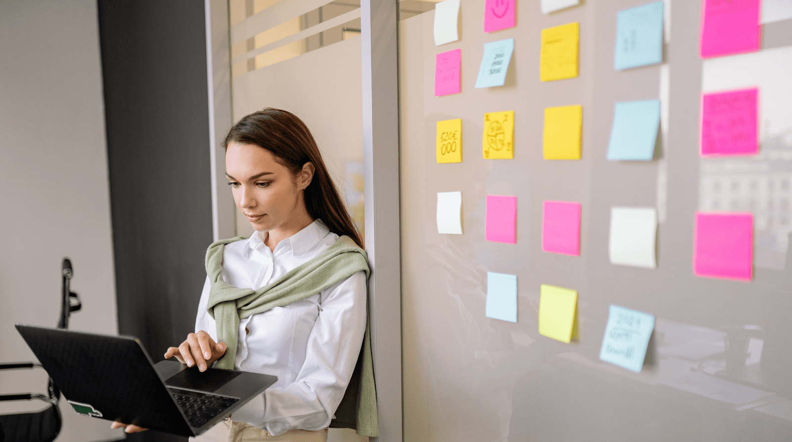 Construction scheduler comparing a Gantt chart and a wall of pull-planning sticky notes