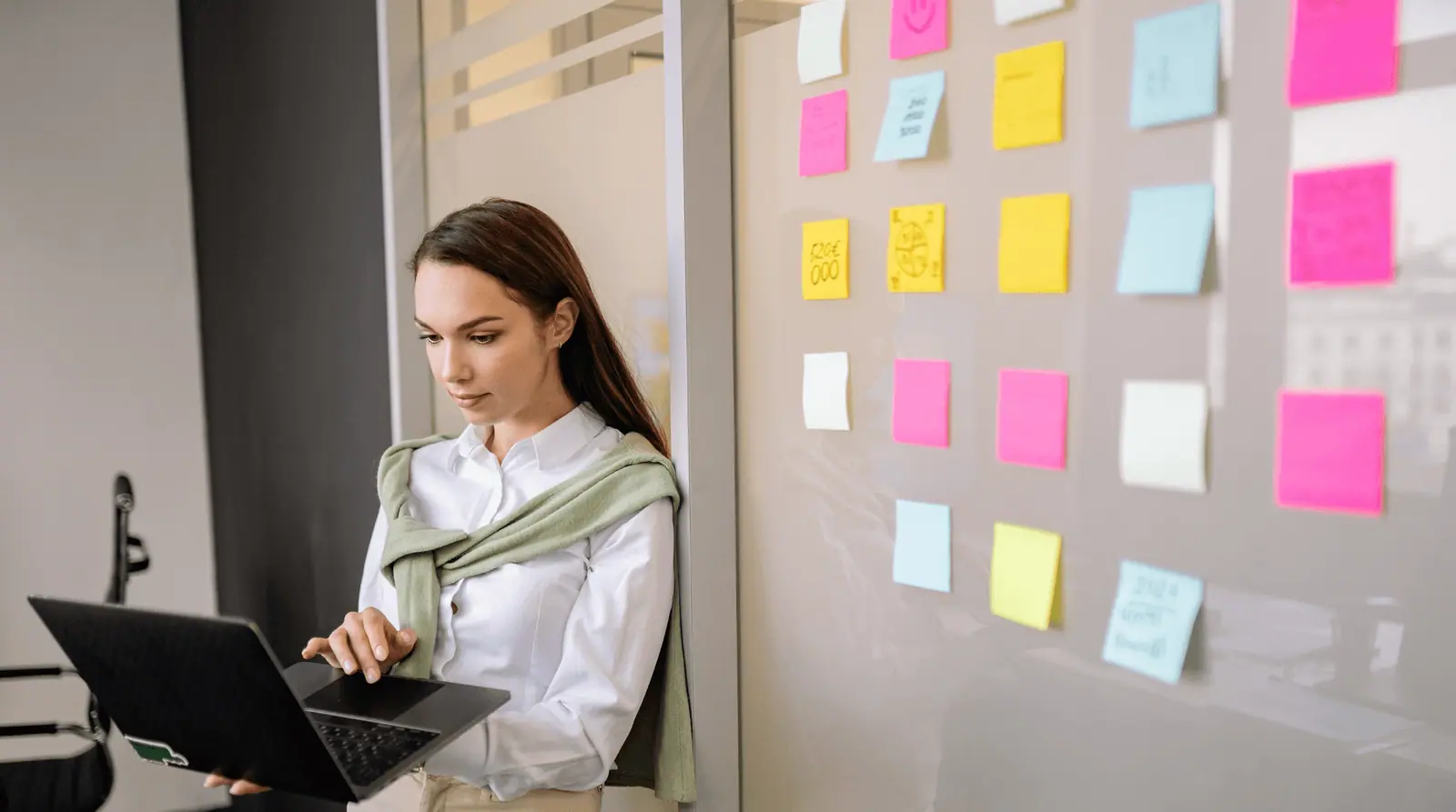 Construction scheduler comparing a Gantt chart and a wall of pull-planning sticky notes